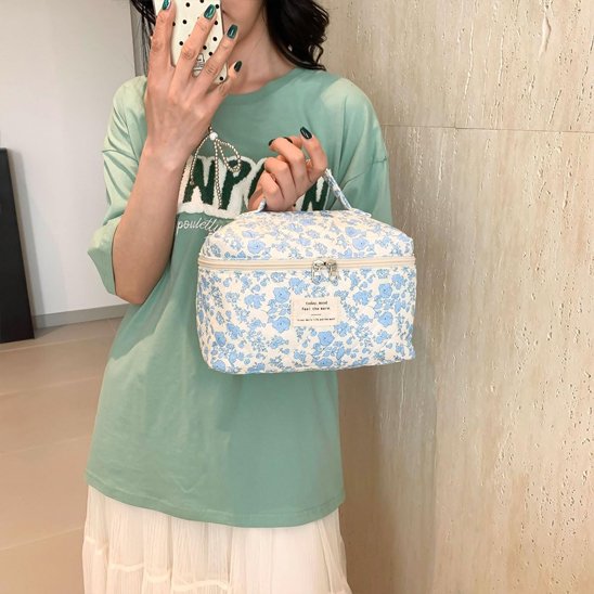 Trousse maquillage dans les mains