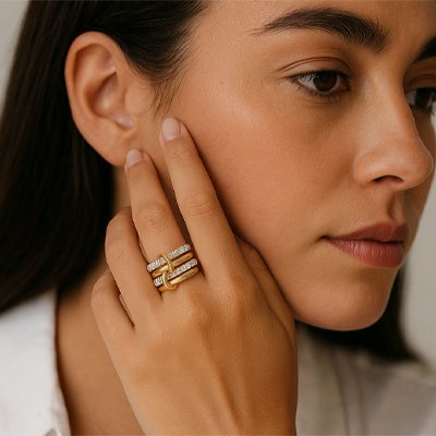 Bague femme souriante