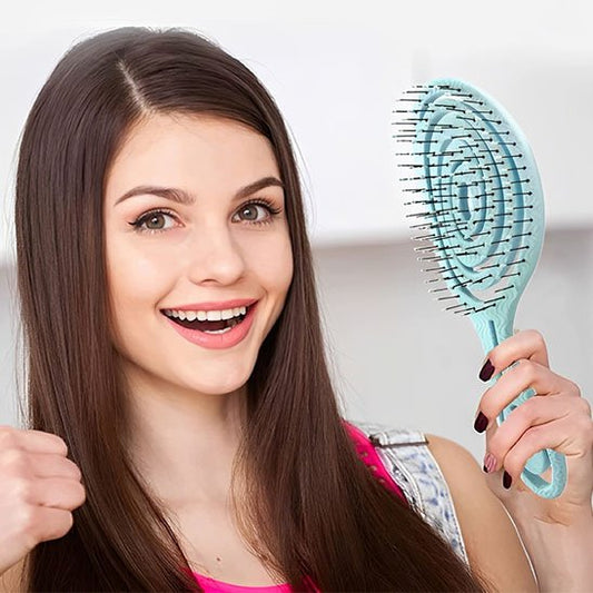Brosse cheveux bouclés souriant