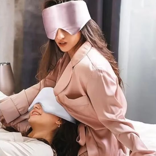 Masque de sommeil femme assise