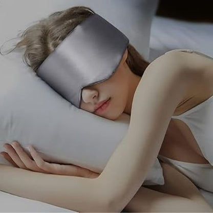 Masque de sommeil femme couché blonde