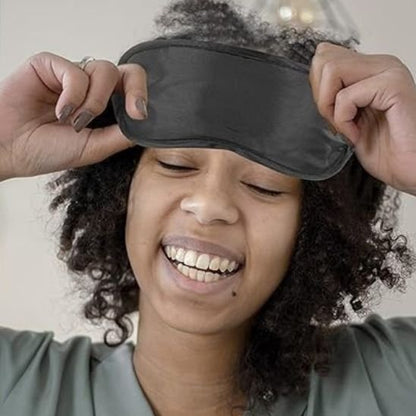 Masque de sommeil femme heureuse