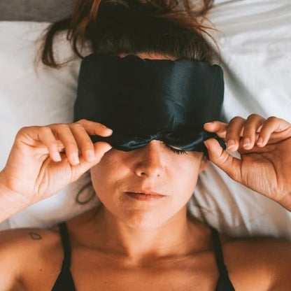 Masque de sommeil femme lit