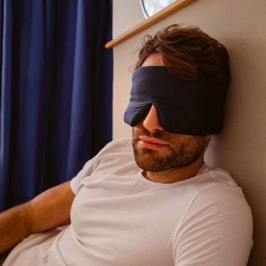 Masque de sommeil homme assis