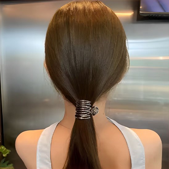 Pince a cheveux pâle