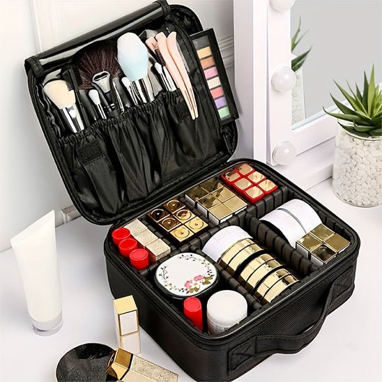 Trousse de maquillage noir ouverte