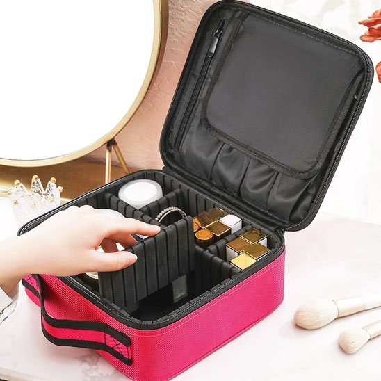 Trousse de maquillage rose ouverte